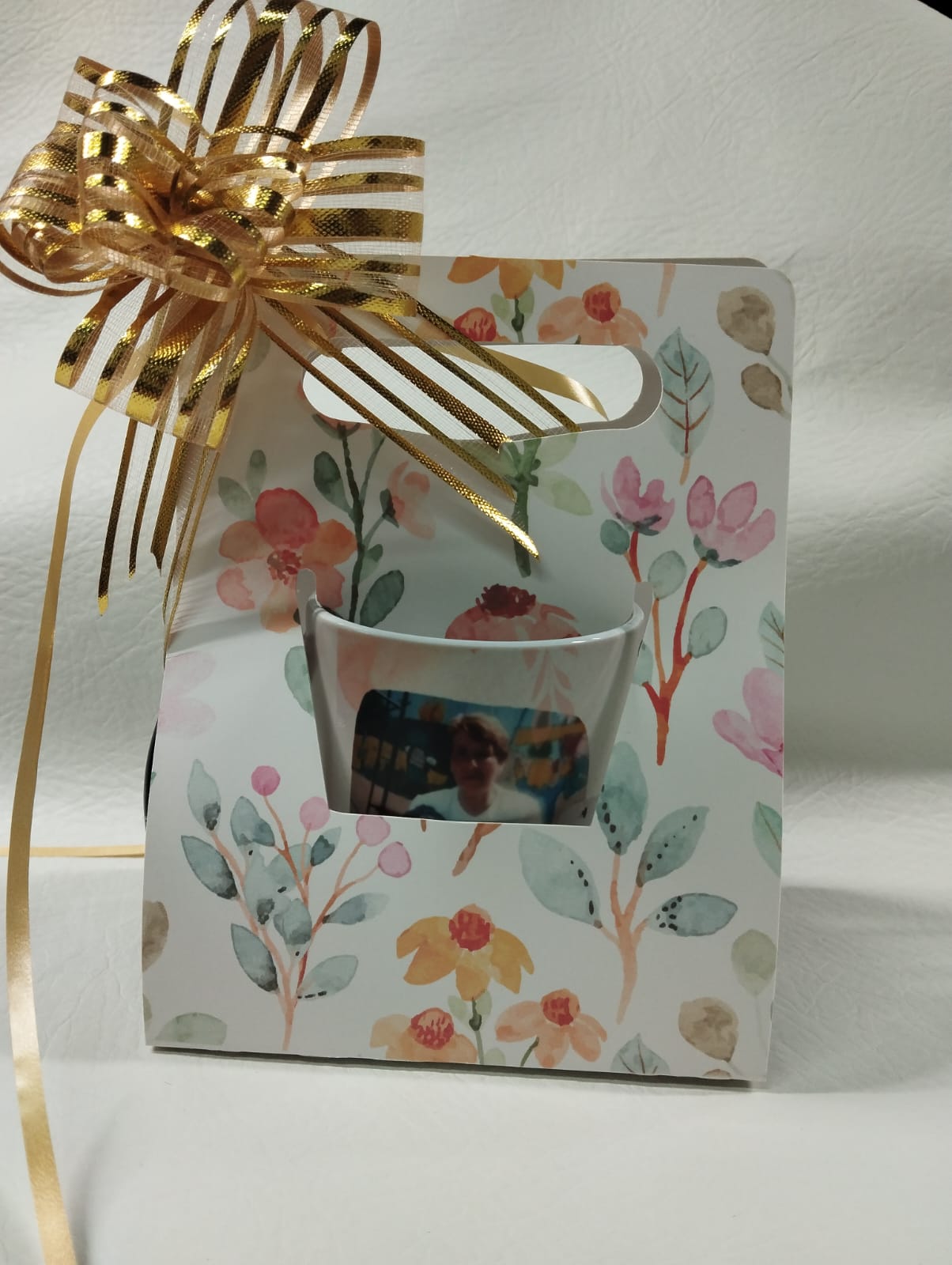 Envoltorio para taza, cinta y tarjeta de regalo