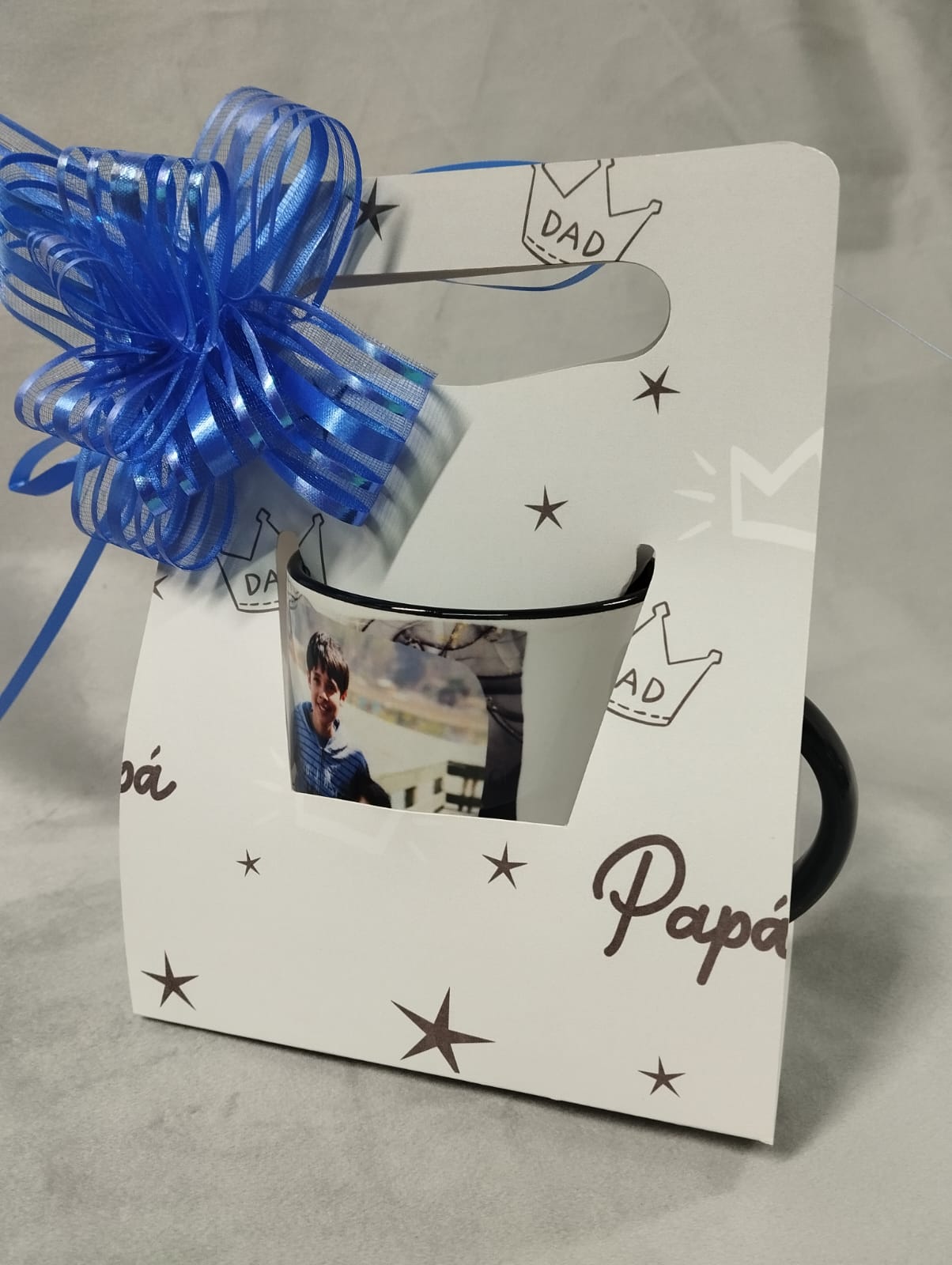 Envoltorio para taza, cinta y tarjeta de regalo