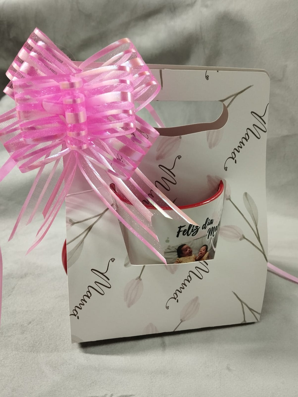 Envoltorio para taza, cinta y tarjeta de regalo