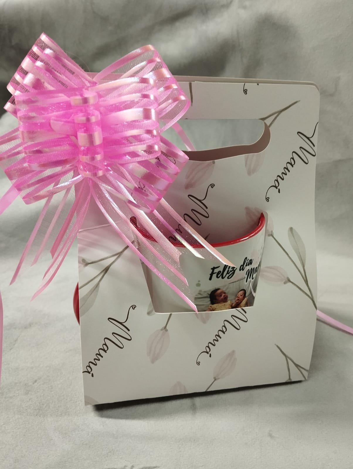 Envoltorio para taza, cinta y tarjeta de regalo