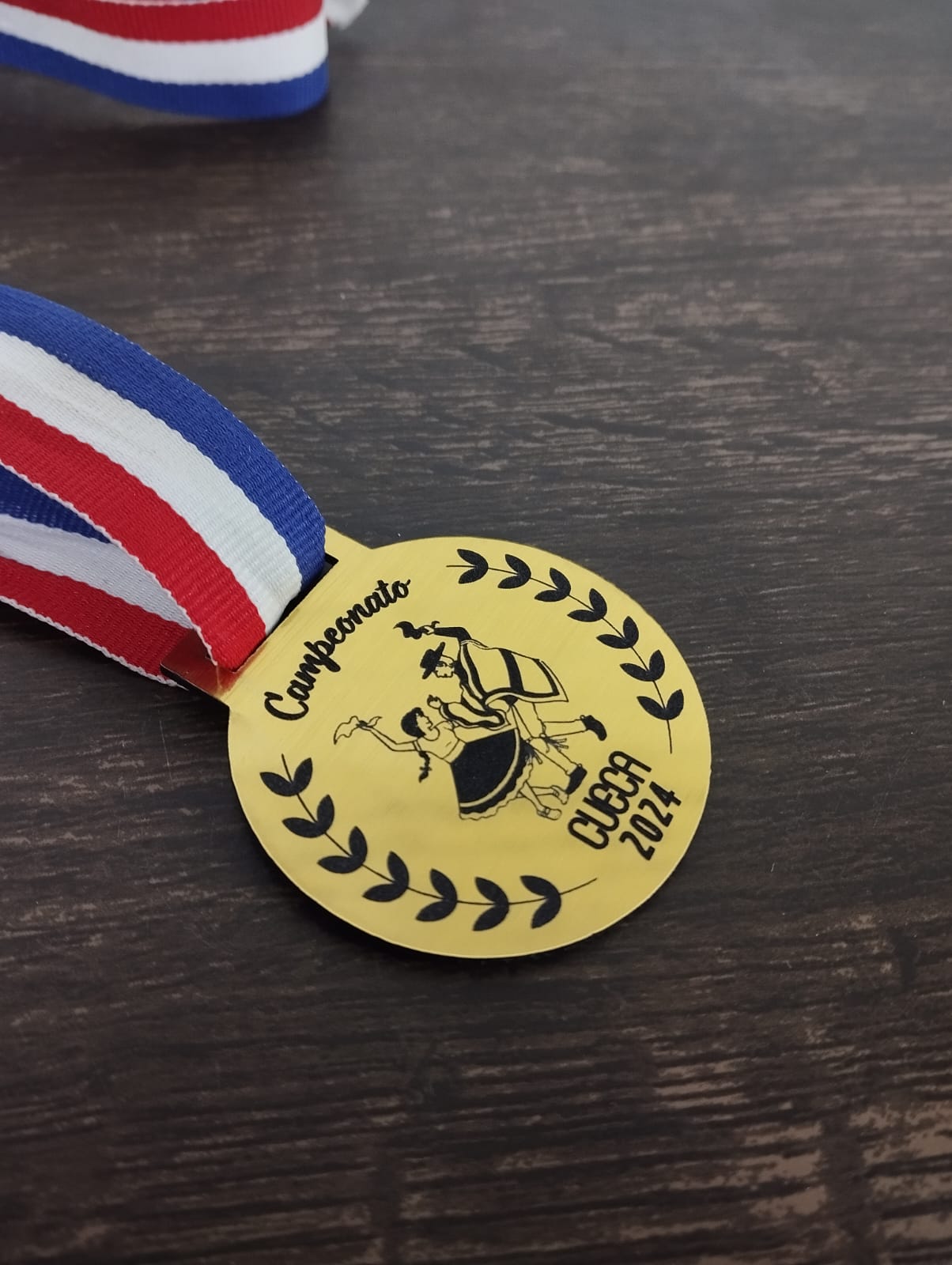 Medalla Campeonato Cueca Fiestas Patrias – Personalizable con Cinta Tricolor