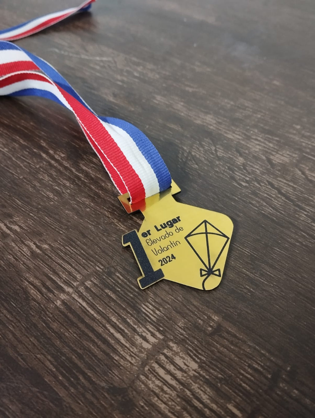 Medalla Campeonato Juegos Típicos Fiestas Patrias – Personalizable con Cinta Tricolor