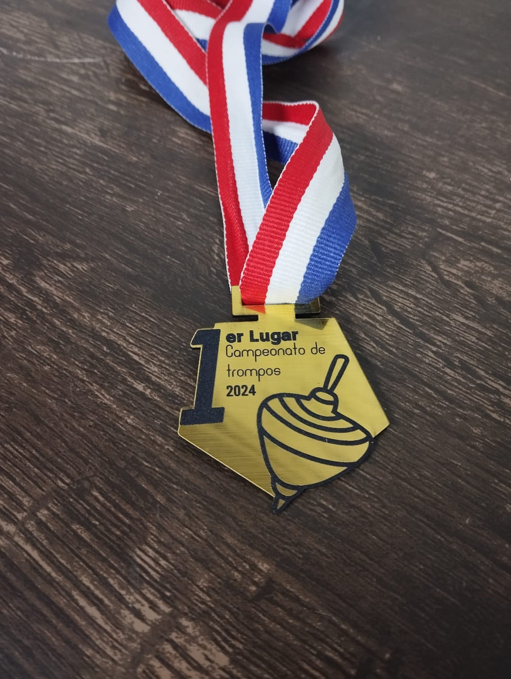 Medalla Campeonato Juegos Típicos Fiestas Patrias – Personalizable con Cinta Tricolor