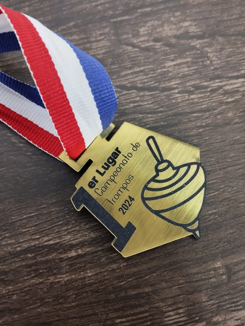 Medalla Campeonato Juegos Típicos Fiestas Patrias – Personalizable con Cinta Tricolor
