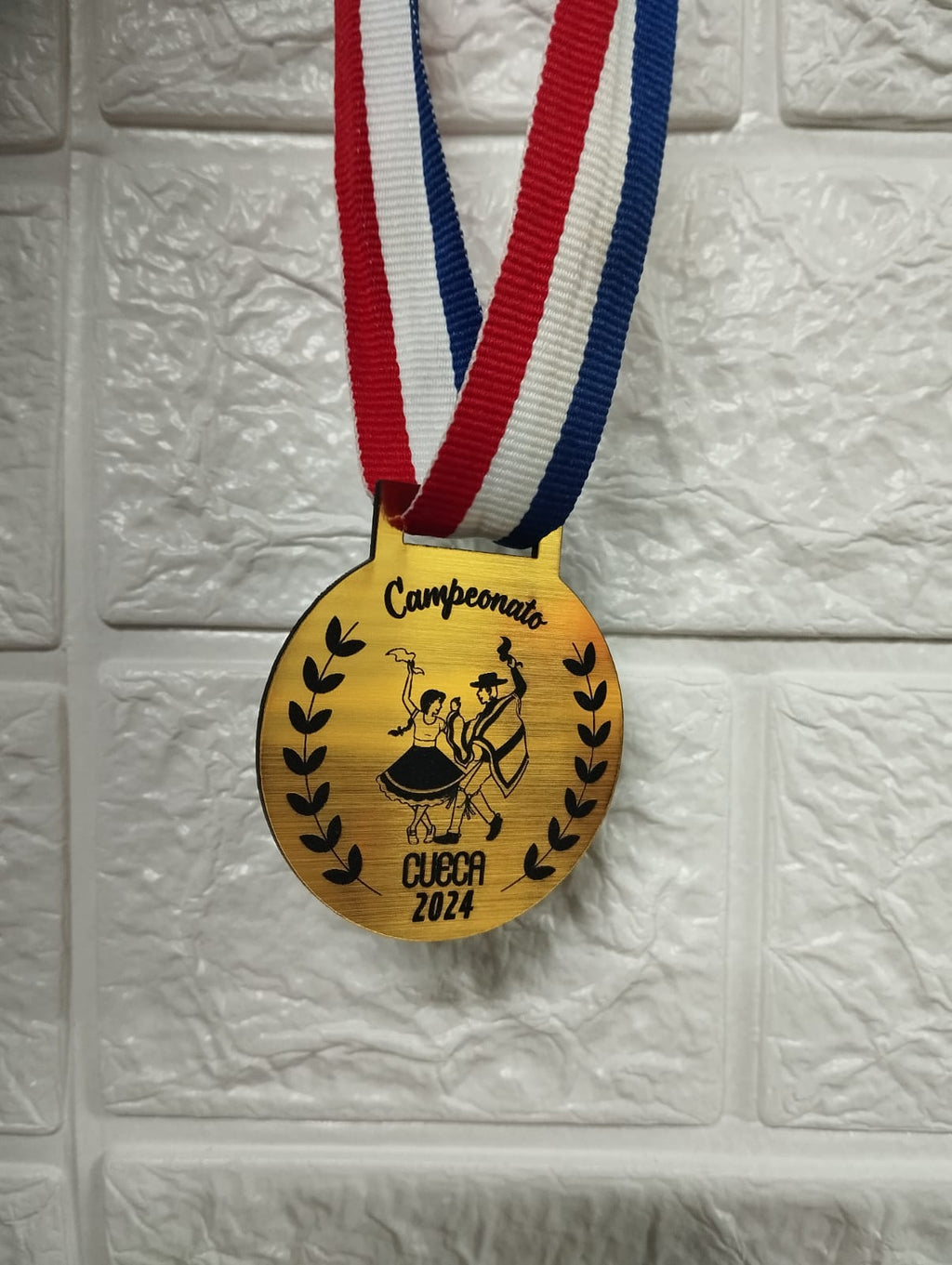 Medalla Campeonato Cueca Fiestas Patrias – Personalizable con Cinta Tricolor