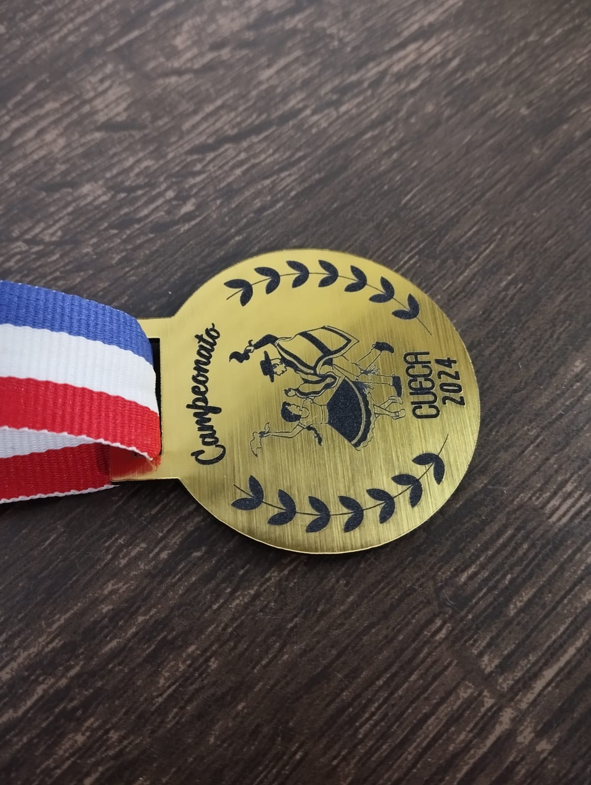 Medalla Campeonato Juegos Típicos Fiestas Patrias – Personalizable con Cinta Tricolor