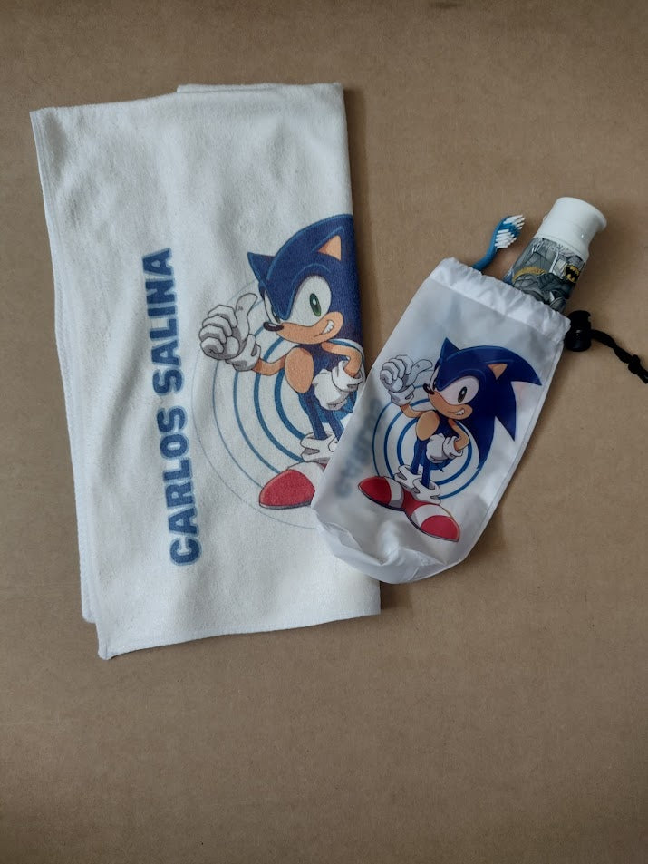 TOALLA CON ELÁSTICO + BOLSITO PARA UTILES DE ASEO PERSONALIZADO
