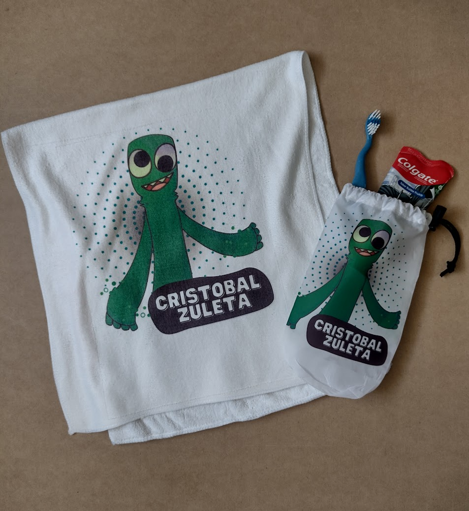 TOALLA CON ELÁSTICO + BOLSITO PARA UTILES DE ASEO PERSONALIZADO