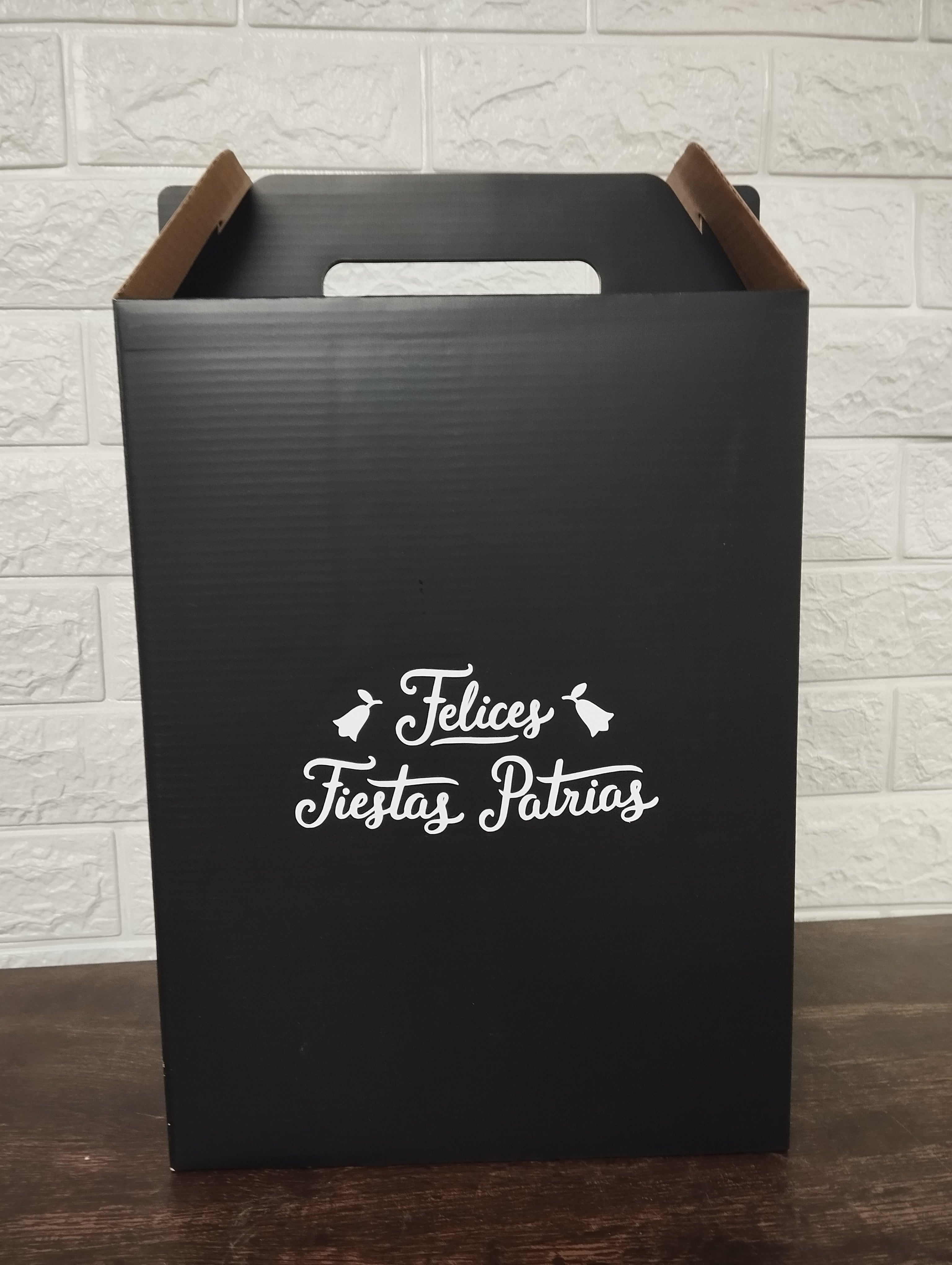 CAJA AUTOARMABLE PARA 3 BOTELLAS DE VINO