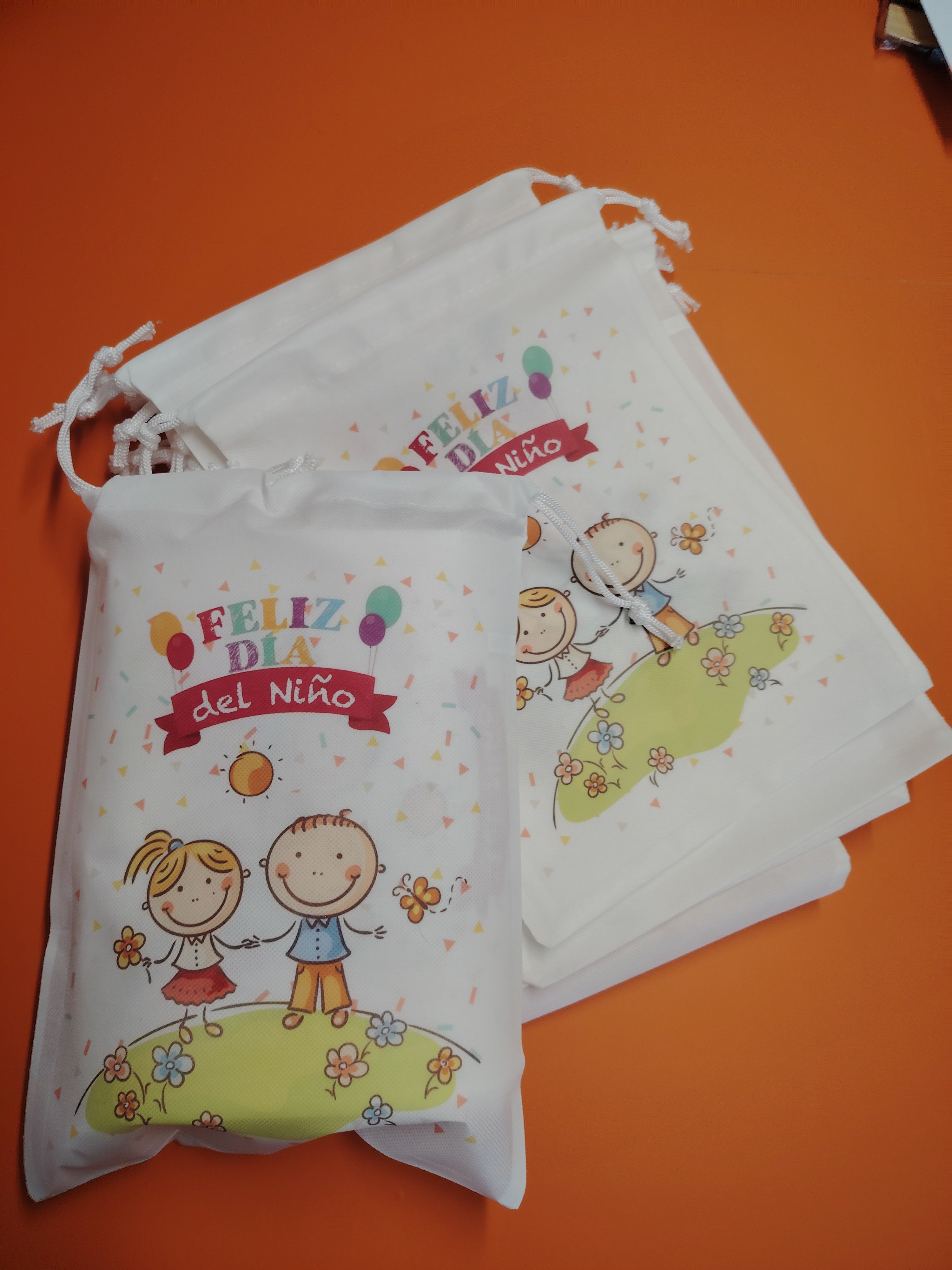 Pack 12 sacos de TNT día del niño