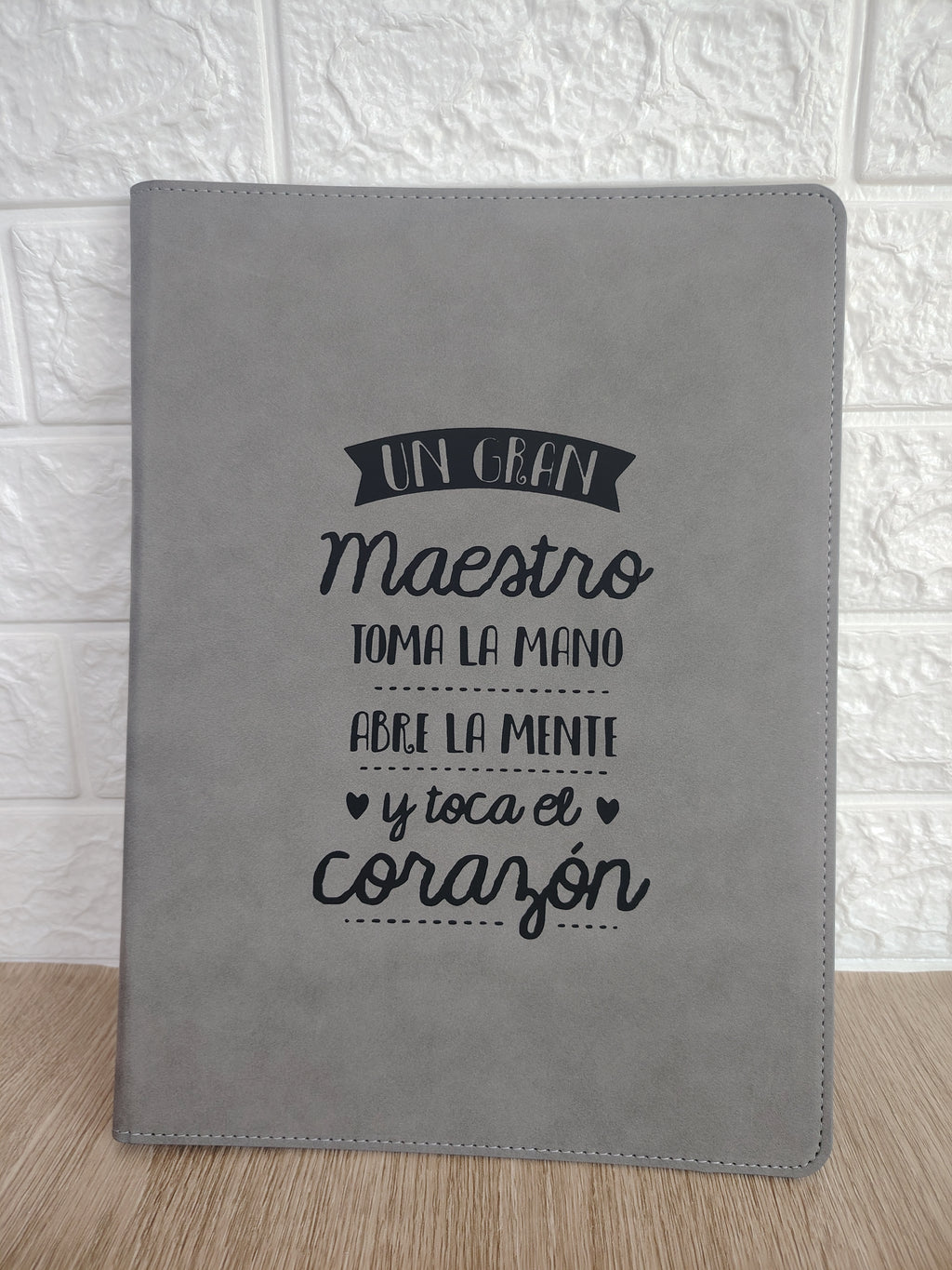 Carpeta con bloc y pizarra Día del Trabajador