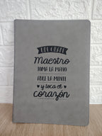 Carpeta con bloc y pizarra Día del Trabajador