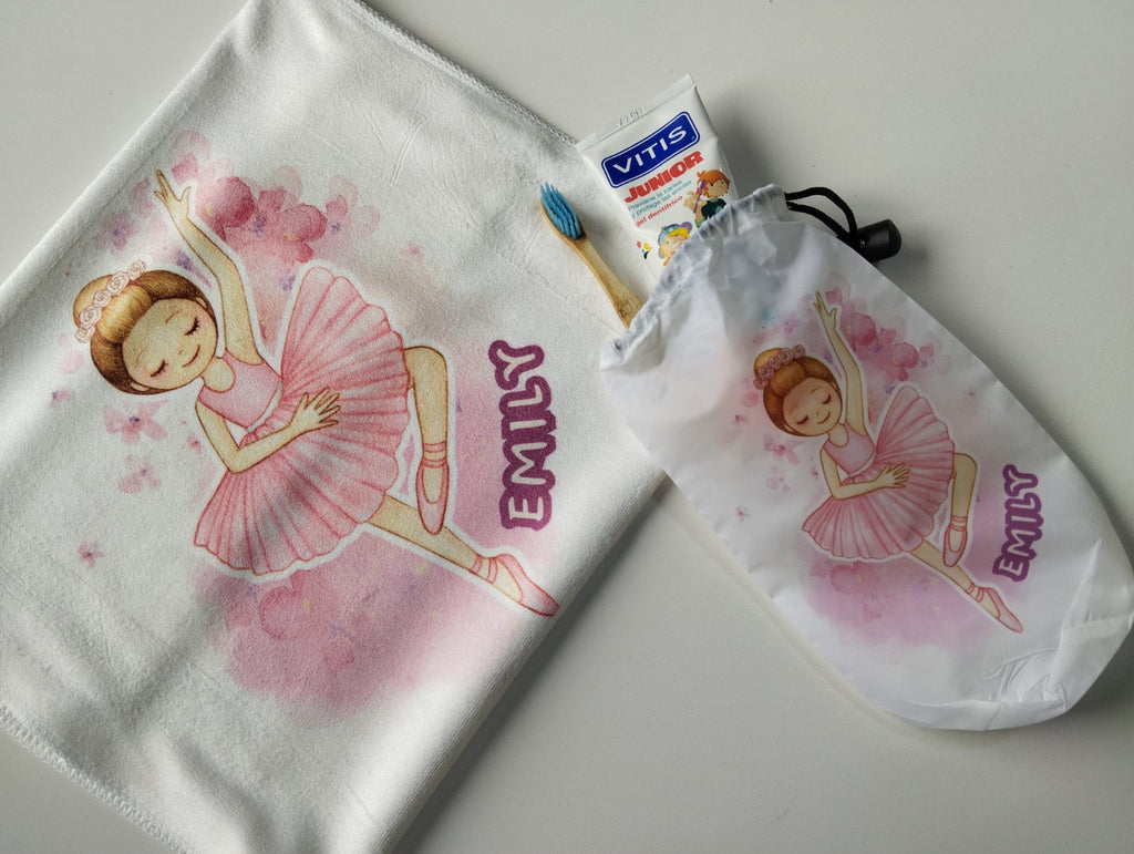 TOALLA CON ELÁSTICO + BOLSITO PARA UTILES DE ASEO PERSONALIZADO