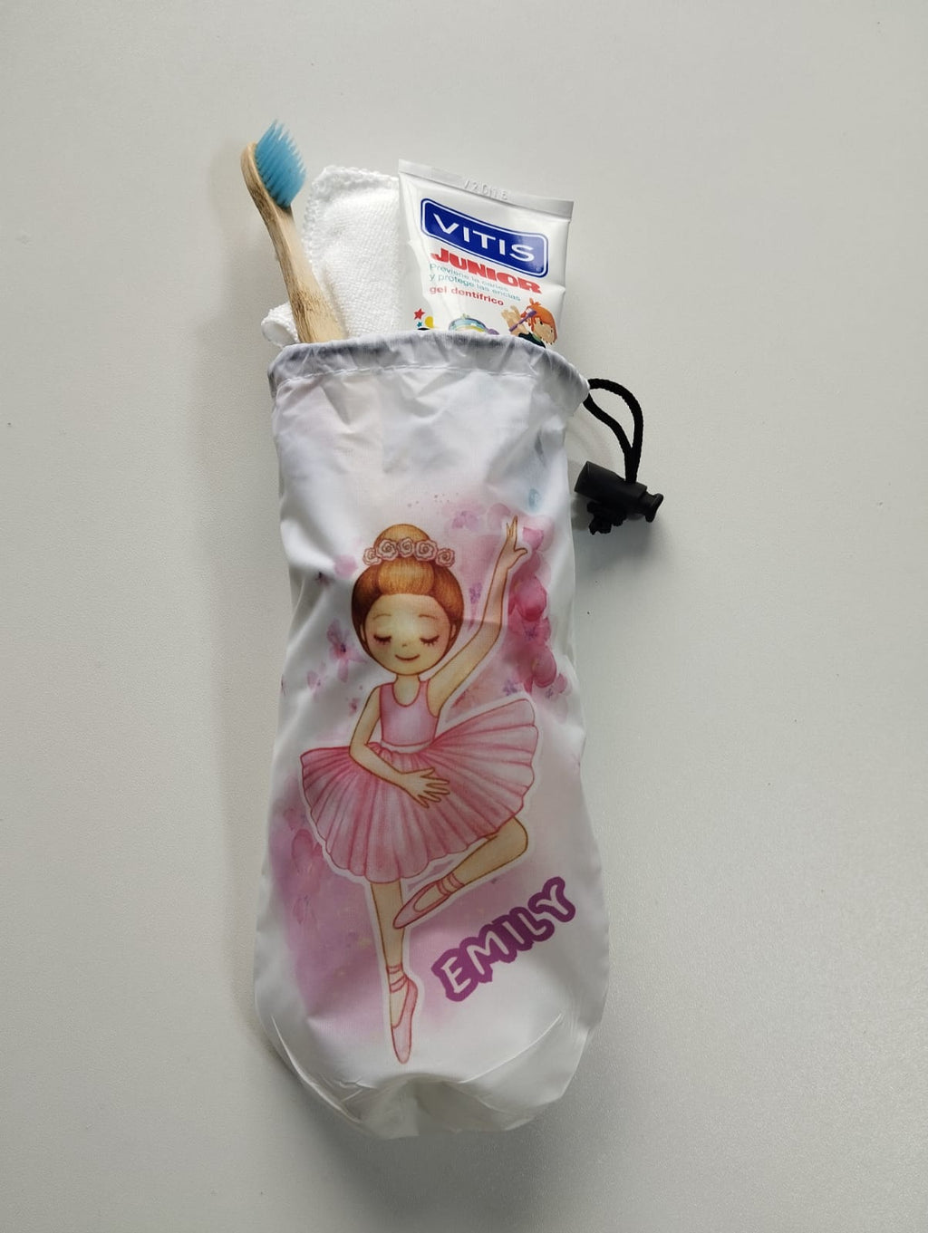 TOALLA CON ELÁSTICO + BOLSITO PARA UTILES DE ASEO PERSONALIZADO