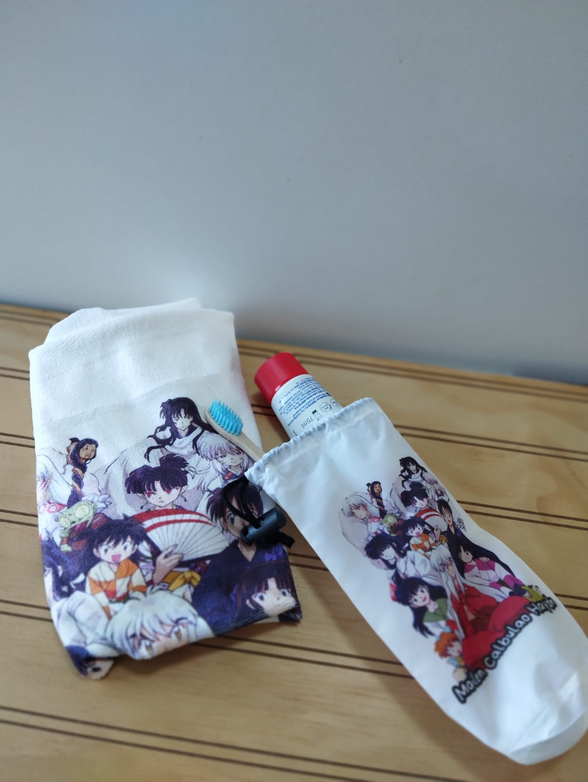 TOALLA CON ELÁSTICO + BOLSITO PARA UTILES DE ASEO PERSONALIZADO