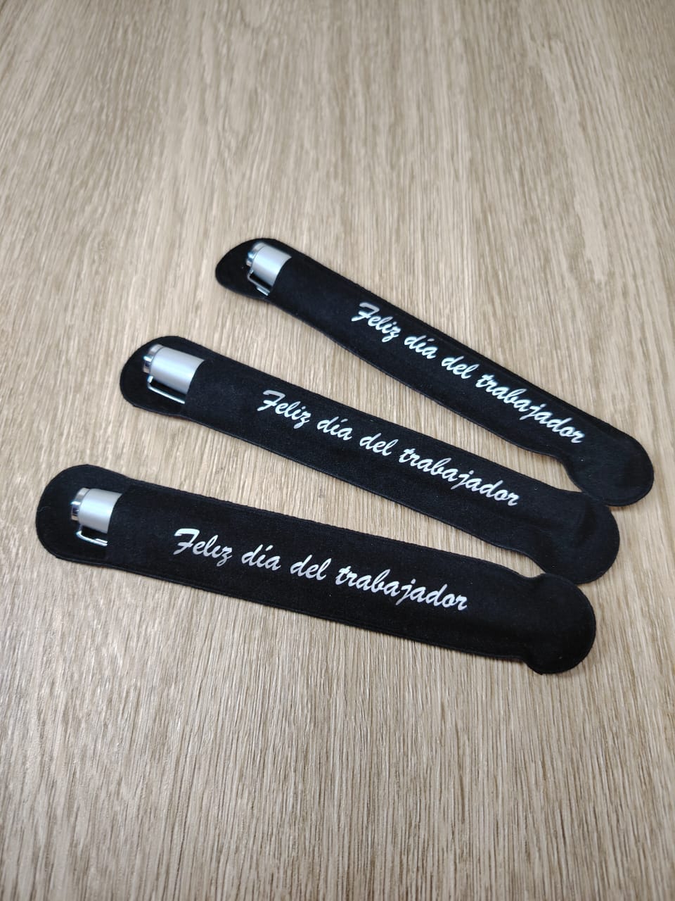 Lápiz grabado con funda de terciopelo Día del Trabajador