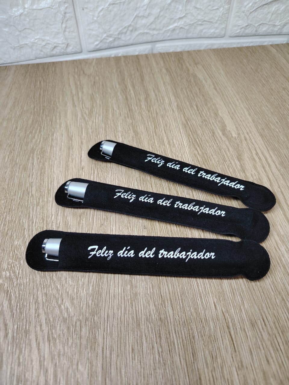 Lápiz grabado con funda de terciopelo Día del Trabajador