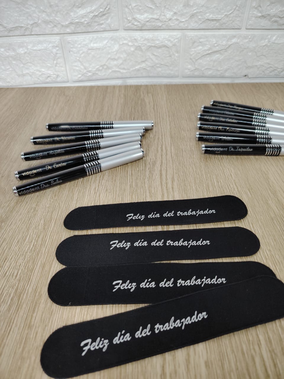 Lápiz grabado con funda de terciopelo Día del Trabajador